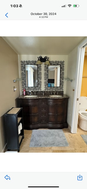 Kombination af bruser/badekar, hårtørrer, håndklæder, Toiletpapir