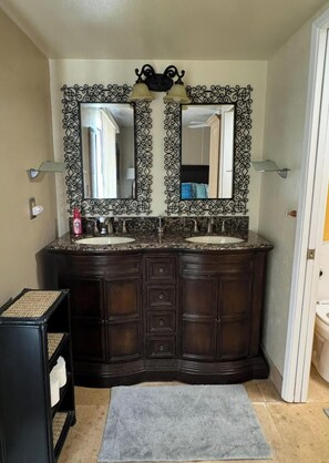 Combined shower/tub, hair dryer, towels, toilet paper - Centrally Located 2 Bed/2 Bath Gated Community Condo Sleeps 4 (Phoenix)