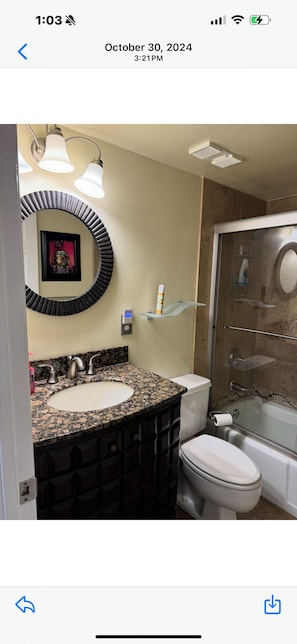 Kombination af bruser/badekar, hårtørrer, håndklæder, Toiletpapir