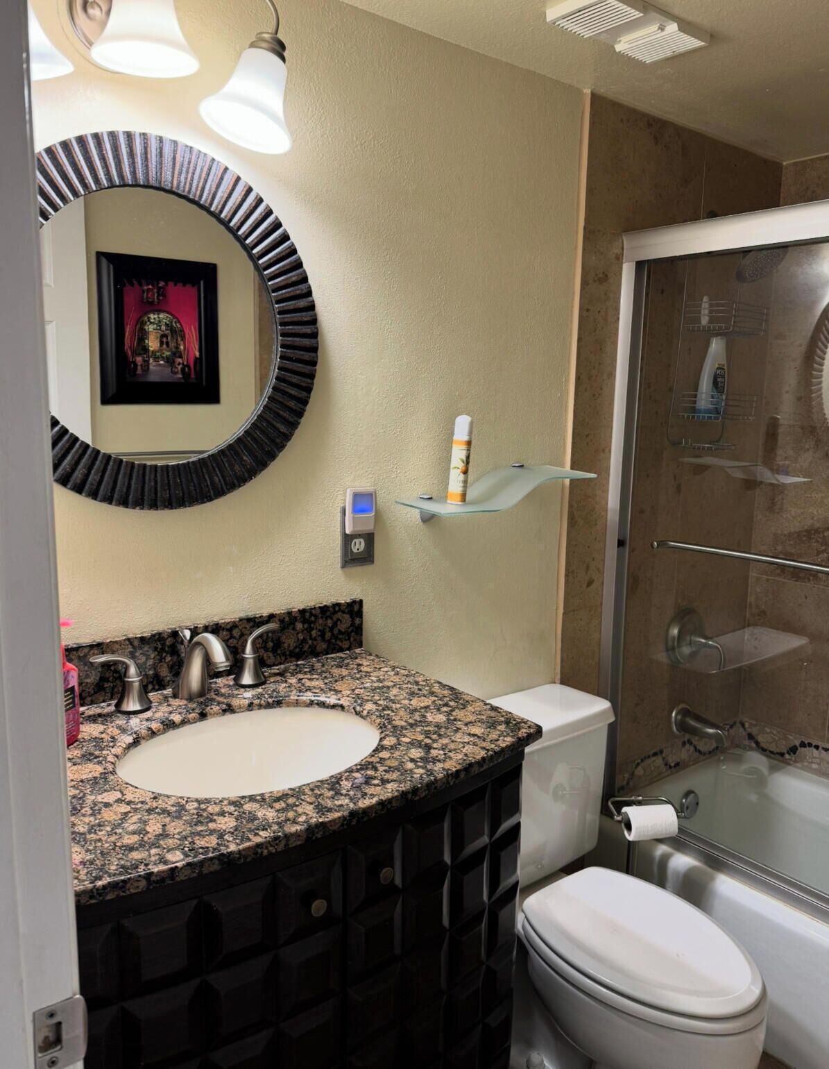 Een bad/douchecombinatie, een haardroger, handdoeken, toiletpapier