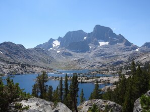 A mountainous landscape with a lake and rocky terrain. - Cozy, Spotless, Family Friendly - Walk to dining/shops, new remodeled bathrooms (Mammoth Lakes)