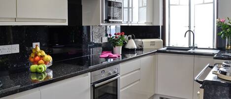 Diskmaskin, barnstol och frys