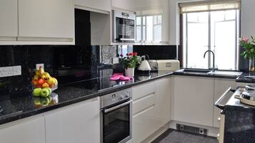 Lave-vaisselle, chaise haute, congélateur