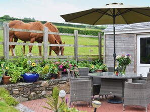 Outdoor dining - 3 bedroom accommodation in Bittaford, near Ivybridge (Bittaford, near Ivybridge)