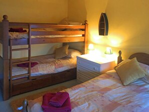 4 bedrooms, free WiFi, bed sheets - 4 bedroom accommodation in Bude (Bude)