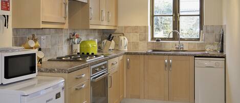 Een vaatwasser, kookgerei, borden en bestek