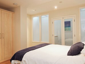 6 bedrooms, free WiFi, bed sheets