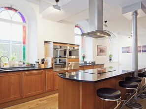 Oppvaskmaskin og høy barnestol