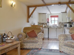 Living area - 1 bedroom accommodation in East Meon, Petersfield (East Meon, Petersfield)