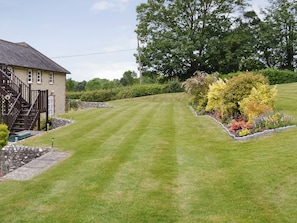 Property grounds - 1 bedroom accommodation in East Meon, Petersfield (East Meon, Petersfield)