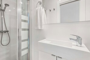 Shower, towels