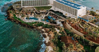 Delux, spacious, clean condo with AC, WIFI, pool, golf course, near famous beach