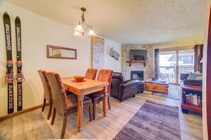 Smart TV, chimenea, videojuegos y reproductor de DVD 