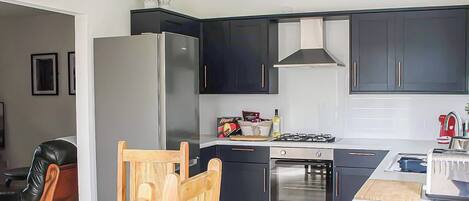 Kühlschrank, Mikrowelle, Ofen, Geschirrspüler