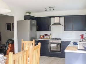 Een koelkast, een magnetron, een oven, een vaatwasser