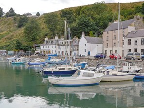A harbor with boats docked, buildings, and a hillside in the background. - 1 bedroom accommodation in Aberdeen (Aberdeen)