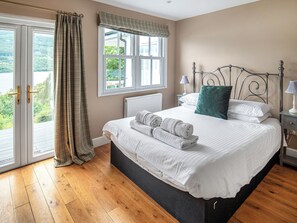 5 bedrooms, free WiFi, bed sheets