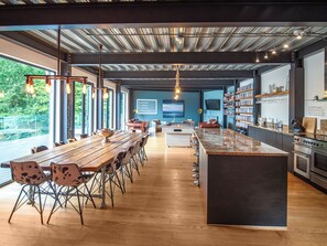 食器洗い機、ハイチェア、調理器具と食器