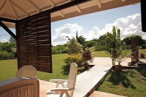 SPACIEUX  BUNGALOW CREOLE TYPE F2 AU CALME 800M DU BOURG   97180 SAINTE ANNE