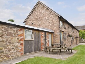 Outdoor dining - Stoke Court Farm Barn (Stoke St Milborough, near Ludlow)