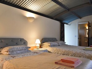 5 bedrooms, free WiFi, bed sheets, wheelchair access - Stoke Court Farm Barn (Stoke St Milborough, near Ludlow)