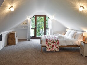 3 bedrooms, free WiFi, bed sheets - 3 bedroom accommodation in Penelewey, near Truro (Penelewey, near Truro)