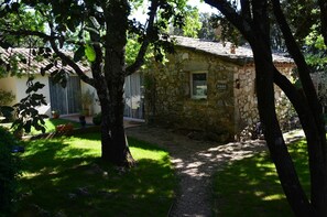 Property grounds - Cottage under the Oaks near Uzes pont du gard (Lussan)