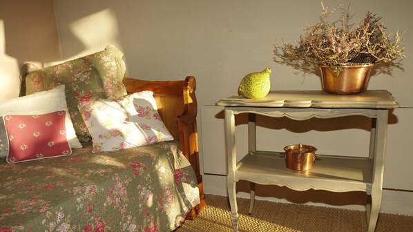 2 bedrooms, desk, soundproofing, iron/ironing board