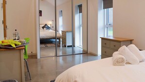 Una camera da letto con un letto grande, un armadio, un comodino e una finestra.