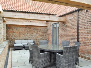 Outdoor dining - 3 bedroom accommodation in Dunnington, near York (Dunnington, near York)