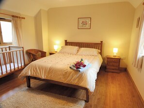 2 bedrooms, free WiFi, bed sheets - Bluebell Cottage - E4741 (Chipping Sodbury)
