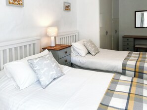 2 bedrooms, free WiFi, bed sheets - 2 bedroom accommodation in Redmire, near Leyburn (Redmire, near Leyburn)