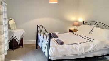 3 bedrooms, WiFi (free), bed sheets
