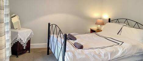 3 bedrooms, WiFi (free), bed sheets