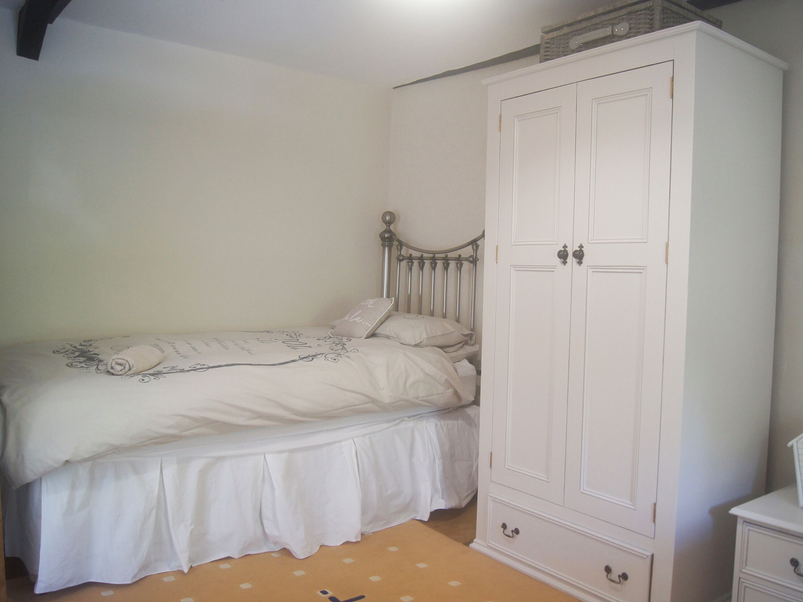 3 bedrooms, WiFi (free), bed sheets