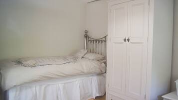 3 bedrooms, WiFi (free), bed sheets