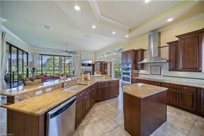 Full-size fridge, microwave, oven, stovetop