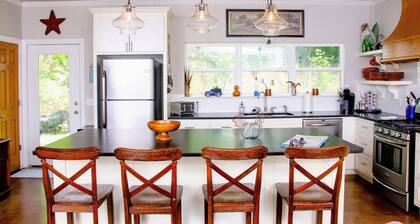 Cozy cabin on Fort Gibson Lake. Pet-Friendly!