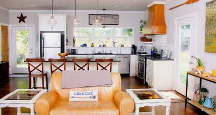 Maison grise sur le lac