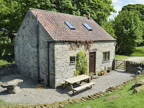 Outdoor dining - 1 bedroom accommodation in Spaunton, near Lastingham (Spaunton, near Lastingham)