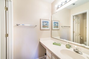 Combined shower/bathtub, towels