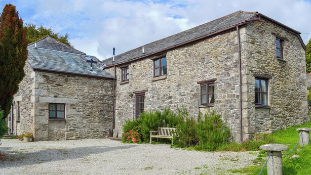 A stone building with a gravel driveway and a bench in front. - 2 bedroom accommodation in Altarnun, near Launceston (Altarnun, near Launceston)