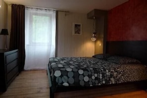 1 habitación, escritorio, tabla de planchar con plancha y wifi gratis