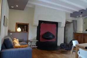 Una televisión, una chimenea, libros