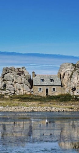 CHARMING GITE ON THE RIA AT LA ROCHE DERRIEN NEAR THE PINK GRANITE COAST