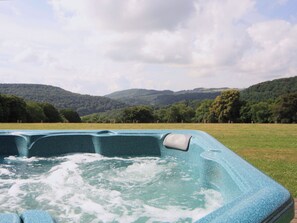 Outdoor spa tub - Cider Mill Lodge - HW7420 (Brockweir)