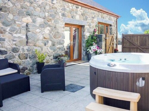 4 bedroom accommodation in Llandwrog, near Caernarfon