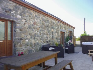 Outdoor dining - 4 bedroom accommodation in Llandwrog, near Caernarfon (Llandwrog, near Caernarfon)