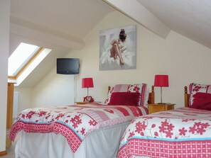4 bedrooms, free WiFi, bed sheets - 4 bedroom accommodation in Llandwrog, near Caernarfon (Llandwrog, near Caernarfon)