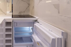 Refrigerador, microondas, placa de cocina, lavavajillas